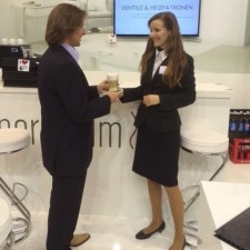 Maren arbeitet als Unterstützung bei der Standbetreuung auf einem Messestand auf der ISH in Frankfurt auf der Messe