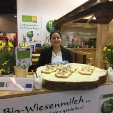 Mariam arbeitet als Messehostess auf der Messe