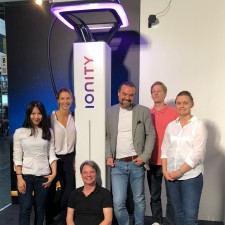 Yuxi arbeitet als Messehostess auf der Messe