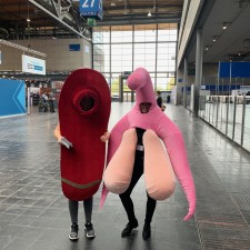 Sarah arbeitet als Walking Act auf der Messe
