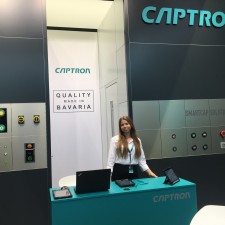 Natalie arbeitet als Servicekraft auf der Messe