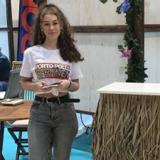 Anastasija arbeitet als Promoter auf der Messe