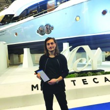 Giuseppe arbeitet als Promoter auf der Messe