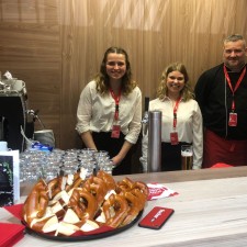 Marilena arbeitet als Stuttgart - Service Hostess Catering Bereich Messestand für fischer Befestigungstechnik auf der Messe