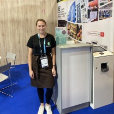 Cara arbeitet als Messehostess auf der Messe