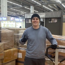 Konstantin Felix arbeitet als Logistikhelfer / Messe Frankfurt / Packen und anliefern auf der Messe