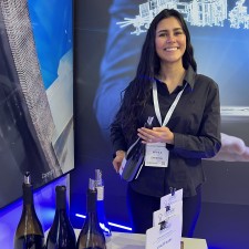 Karla Daniela arbeitet als Exhibition waitress during evening party auf der Messe