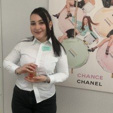 Beyza Nur bei der Arbeit