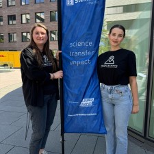 Charlotte Louise bei der Arbeit