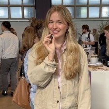 Theresa arbeitet als Messehost/ess (m/w/d) auf der Messe