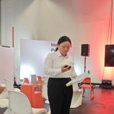 Erya arbeitet als Messehost/ess (m/w/d) auf der Messe