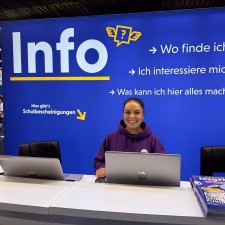 Manija arbeitet als Themenwalks  auf der Messe