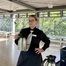 Faye arbeitet als Servicekraft auf der Messe
