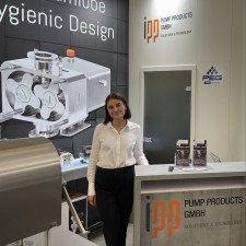 Elisabeth arbeitet als Messehost/ess (m/w/d) auf der Messe