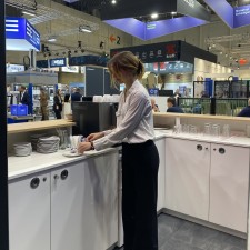 Emily arbeitet als Servicehostess auf der Messe