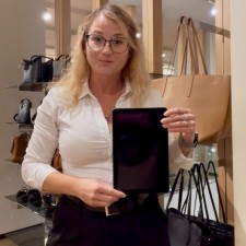 Faye bei der Arbeit