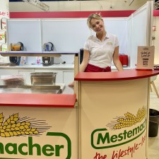 Theresa arbeitet als Messehost/ess (m/w/d) auf der Messe ANUGA in Köln auf der Messe
