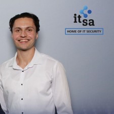 Soner arbeitet als Interviewerin (w) auf der Messe