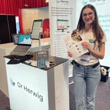 Larissa bei der Arbeit