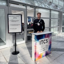 Yannick arbeitet als Messehelfer*innen am Einlass (m/w/d) auf der Messe