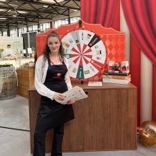 Pauline arbeitet als Hostess | Promotion | Hausmesse in Hamburg | Cruise Center (m/w/d) 2.2 auf der Messe