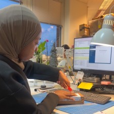 Aichatou bei der Arbeit