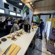 Abdullah arbeitet als Messehostess / Grüne Woche auf der Messe