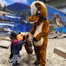 Uwe arbeitet als Walking Act (m/w/d) auf der Messe