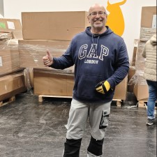 Mergim arbeitet als Logistikhelfer / Messe Köln / Paletten anliefern auf der Messe