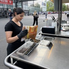 Lina arbeitet als Servicekraft (m/w/d) Messe Hannover auf der Messe