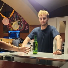 Roman bei der Arbeit