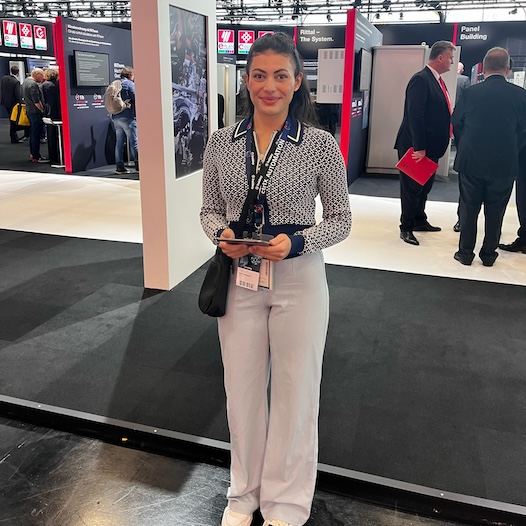 Interviewerin auf einer Fachmesse mit Tablet in der Hand