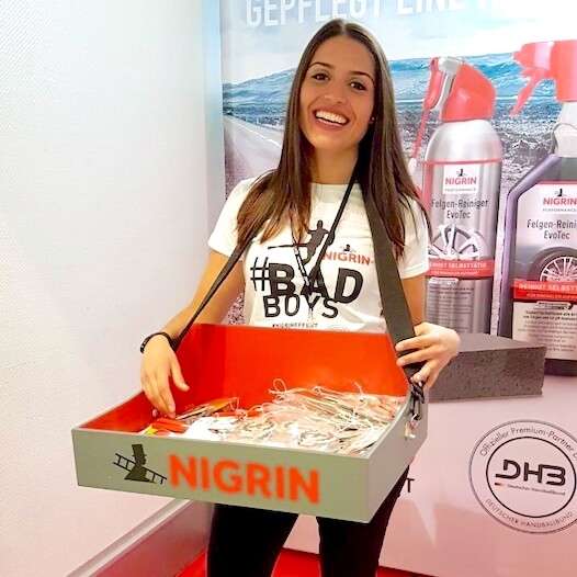 Promoter beim Verteilen von Promotionartikeln