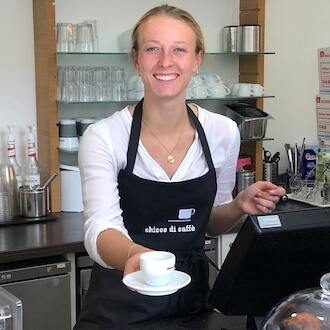 Service-Aushilfe als Barista bei Ausgabe von Kaffee - InStaff