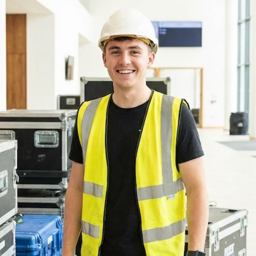 Eventhelfer mit Warnjacke und Helm