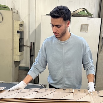 mahdi als aushilfe als produktionshelfer