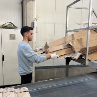 mahdi arbeitet als produktionshelfer