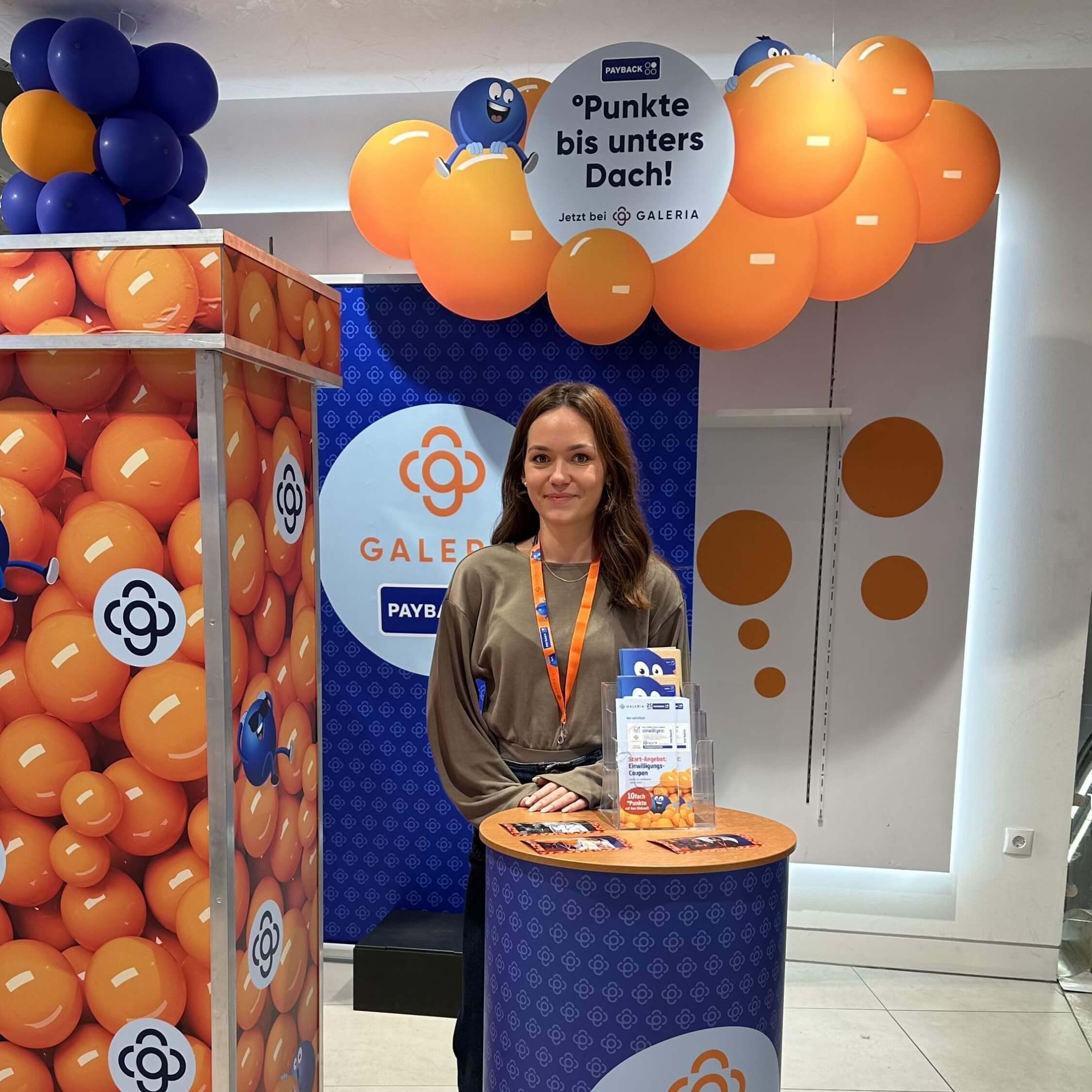 Drei Promoterinnen auf einer Messe