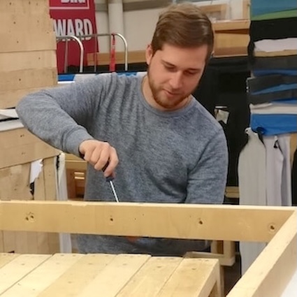 tischlerhelfer bei der arbeit
